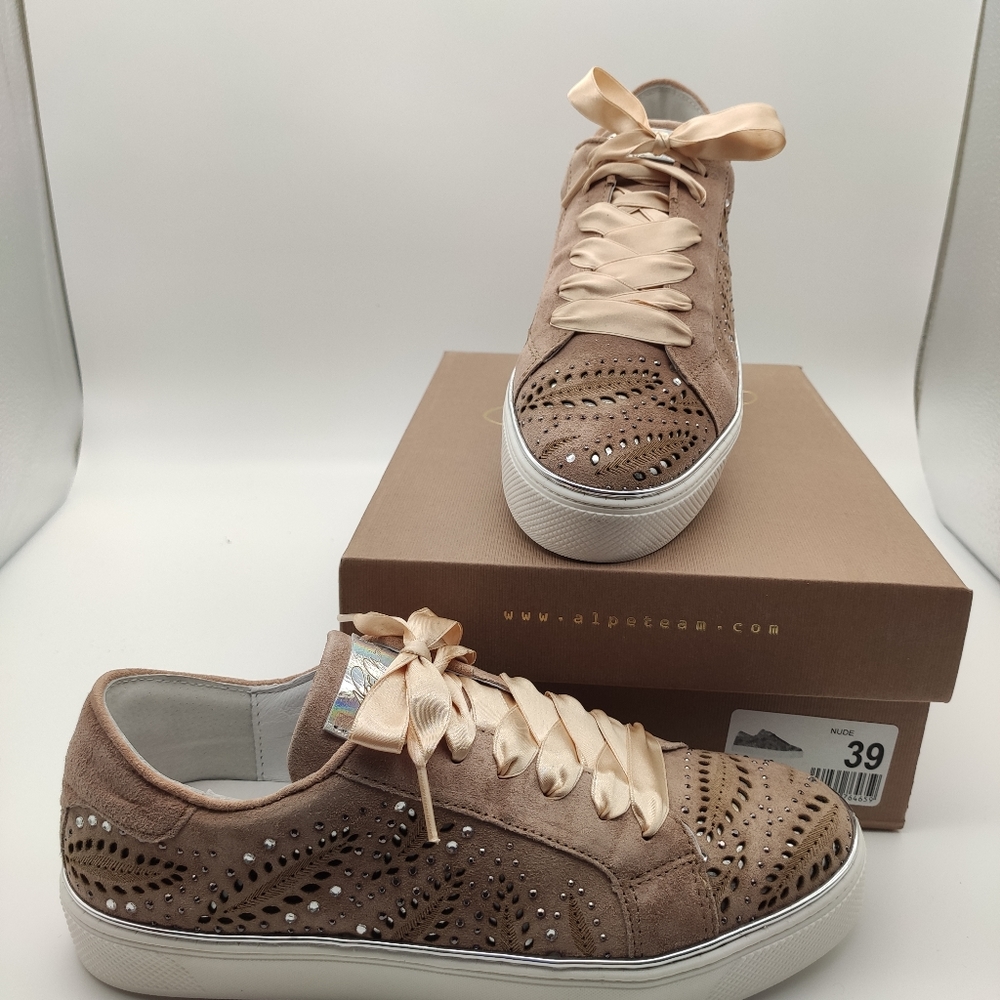 Alcántara sneakers. Cristal details and lance
